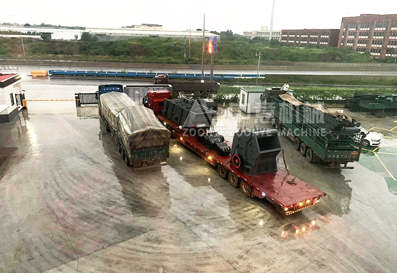 三輛大貨車(chē)已裝車(chē)完畢 準(zhǔn)備出發(fā).jpg
